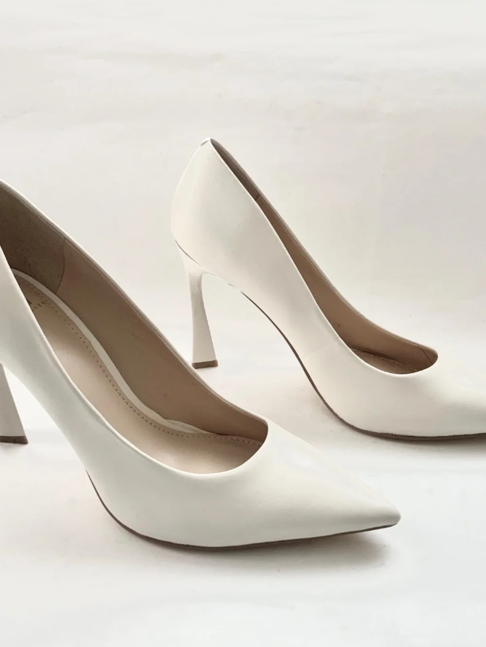 Marc Fisher Sassie Ivory White Leather Stiletto Heel Pointed Toe Pumps Shoes 9